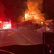 Vue de l'incendie, de l'intérieur d'un véhicule situé tout près.