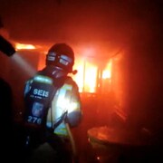Des pompiers s'efforcent de maîtriser les flammes à l'intérieur de la boîte de nuit à Murcie.