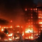 Un immeuble de 14 étages complètement envahi par les flammes.
