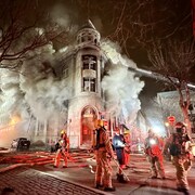 Des pompiers interviennent pour éteindre un incendie.