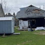 L'arrière de la maison, dont le toit et les murs sont détruits par un incendie.