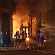 Des pompiers combattent un incendie.