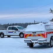 Des voitures de police et de pompiers.