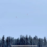 Deux parachutistes dans le ciel, le 23 janvier 2024. 