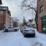 Un ruban-barricade de la police près de la rue Langside, à Winnipeg.