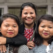 Plesmili (au centre) pose avec ses soeurs et ses nièces devant son magasin de vêtements de Shillong, dans la région indienne du Meghalaya. Elle ne fait pas confiance aux hommes pour travailler. 