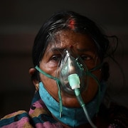 Une femme utilise un respirateur artificiel.
