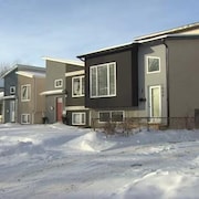 De nouveaux logements intercalaires côtoient des maisons plus anciennes à Winnipeg. 