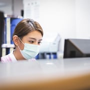 Une infirmière travaillant devant un ordinateur.