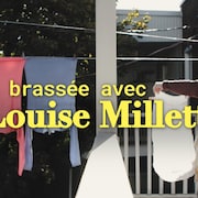 Louise Millette étend du linge.