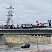 Des manifestants sur un pont. 