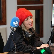 Ingrid St-Pierre en entrevue dans le studio de Radio-Canada à Rouyn-Noranda.