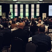Une cinquantaine d'investisseurs, accompagnés de nombreux chefs d'entreprise, ainsi que des politiciens provinciaux et fédéraux, se sont réunis à l'Hôtel Delta de Regina pour participer au Sommet mondial sur la nourriture, l'énergie et les fertilisants, organisé par la Chambre des commerces de la Saskatchewan. Le 6 mai 2024.