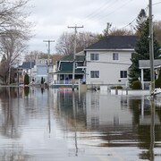 Une rue inondée de Gatineau en bordure de la rivière des Outaouais. 