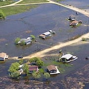 Des maisons et chemins inondés