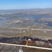 Une photo du haut des airs qui montre l'étendue de l'inondation dans la communauté autochtone de Peguis au Manitoba.