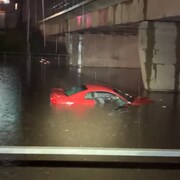 Une voiture inondée sur la rue Albert à Regina le 2 juin 2023.