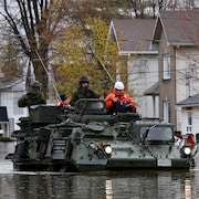 Des soldats canadiens dans les rues inondées de Gatineau