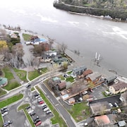 Une rue résidentielle proche de la rivière est inondée. 