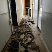 Le corridor de la maison d'une évacuée de Merritt, en Colombie-Britannique.