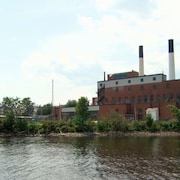 Vue d'une partie des installations de recherche des Laboratoires de Chalk River depuis l'eau.