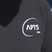 Le logo de l'APTS sur un chandail noir.
