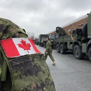 Des membres des Forces armées canadiennes font leurs préparatifs à Gatineau. 