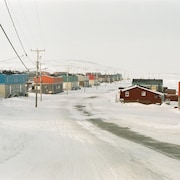 Des maisons dans la communauté d'Inukjuak au Nunavik.