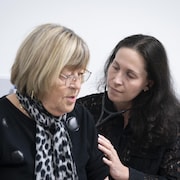 Une infirmi&egrave;re avec une patiente.