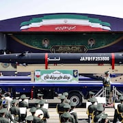 Une missile sur un camion devant des policiers iraniens. 