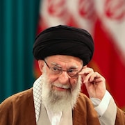 Il ajuste ses lunettes de sa main gauche.