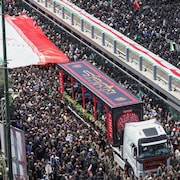 Une procession funéraire et une foule très compacte dans la ville de Mashhad, le 27 juin 2025. 