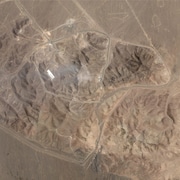 Cette image satellite de Planet Labs PBC montre le site d'enrichissement nucléaire souterrain à Fordo après qu'une frappe aérienne américaine a ciblé l'installation.