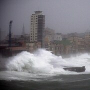 De fortes vagues ont pris d'assaut le Malecon, boulevard de bord de mer de La Havane.