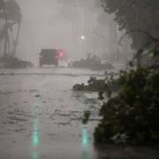 Des branches d'arbres et d'autres débris jonchent les rues dans plusieurs secteurs de la Floride.
