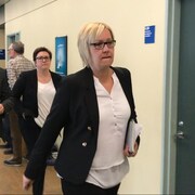 La policière marche, habillée en civil, dans le corridor du palais de justice de Québec