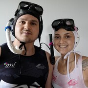 Isabelle Bernard et Alex Gervais pose avec leur équipement de rugby subaquatique.