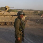 Un soldat près d'un char.