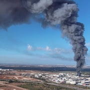 De la fumée est visible dans la région de Rehovot alors que des roquettes sont lancées depuis la bande de Gaza, Israël, le 7 octobre 2023.