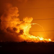 Fumée et flammes lors des frappes israéliennes dans la bande de Gaza.