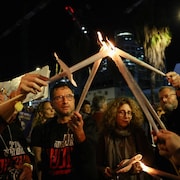 Des manifestants allument des bougies à Tel-Aviv.