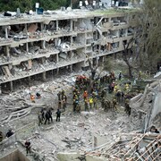 Les secouristes interviennent sur le site d'une frappe de missile dans le quartier de Ramat Aviv à Tel Aviv le 22 juin 2025 à Tel Aviv, Israël.