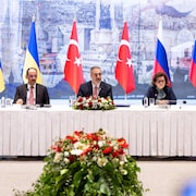 Le ministre turc des Affaires étrangères, Hakan Fidan, préside une réunion entre les négociateurs ukrainiens et russes à Istanbul, en Turquie, le 16 mai 2025.