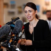 La première ministre de Nouvelle-Zélande Jacinda Ardern s'adresse aux médias. 