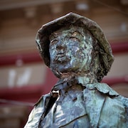 La statue de Jack « Gassy » Deighton est recouverte de peinture.