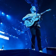 Jack White joue de la guitare sur le bord de la scène.