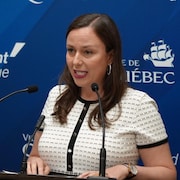 Jackie Smith lors d’un point de presse à l’hôtel de ville de Québec.
