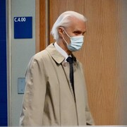 Un homme âgé porte un masque sanitaire.