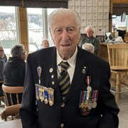 Un ancien combattant centenaire décoré de médailles de bravoure.