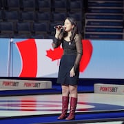 Jade Noubarian chante l'hymne national.